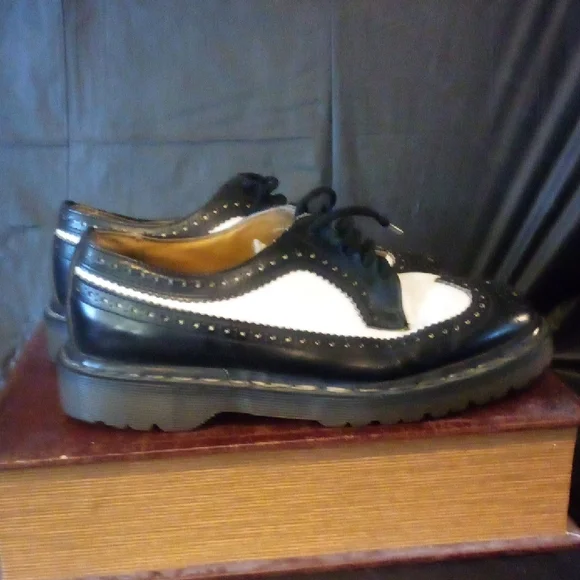 Dr. Martens Mens USA 8 Ladies 9 Run Large Black and White Oxford Shoes - Picture 3 of 14